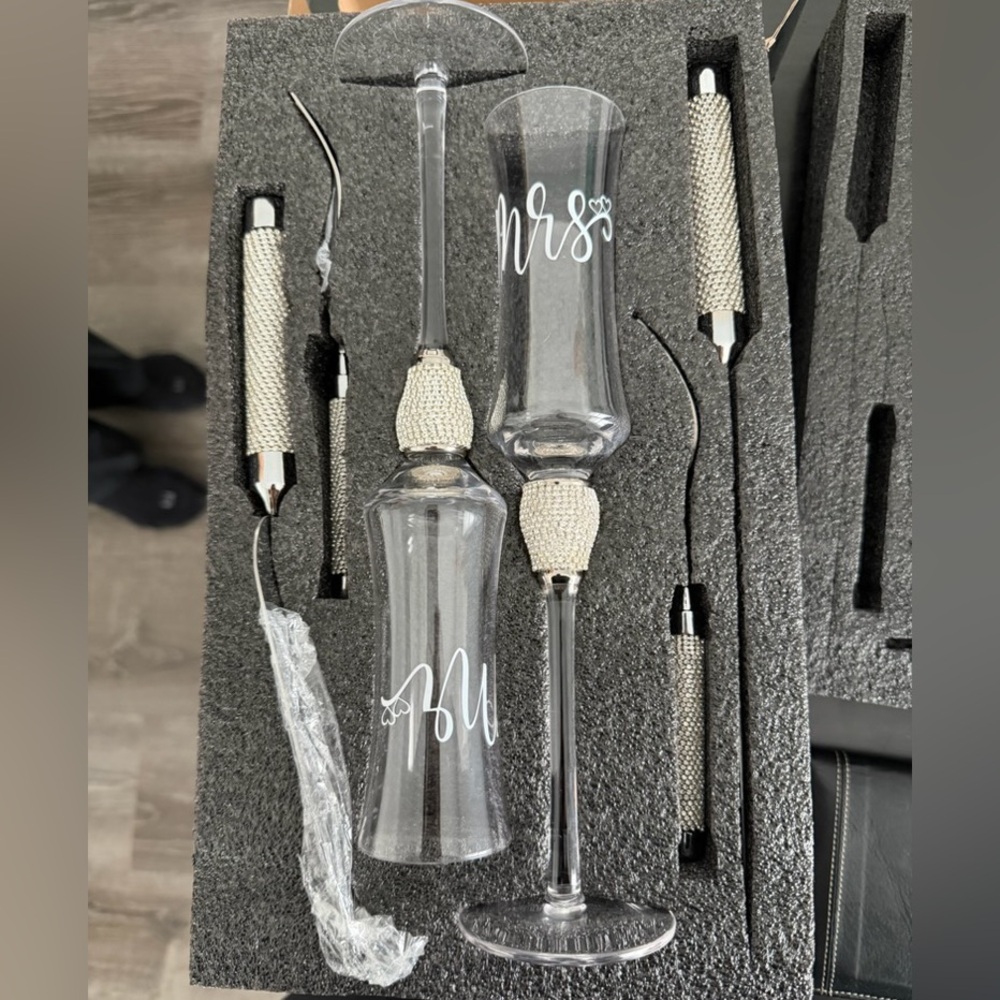 Elegant Mr. and Mrs. Champagne Flutes Set